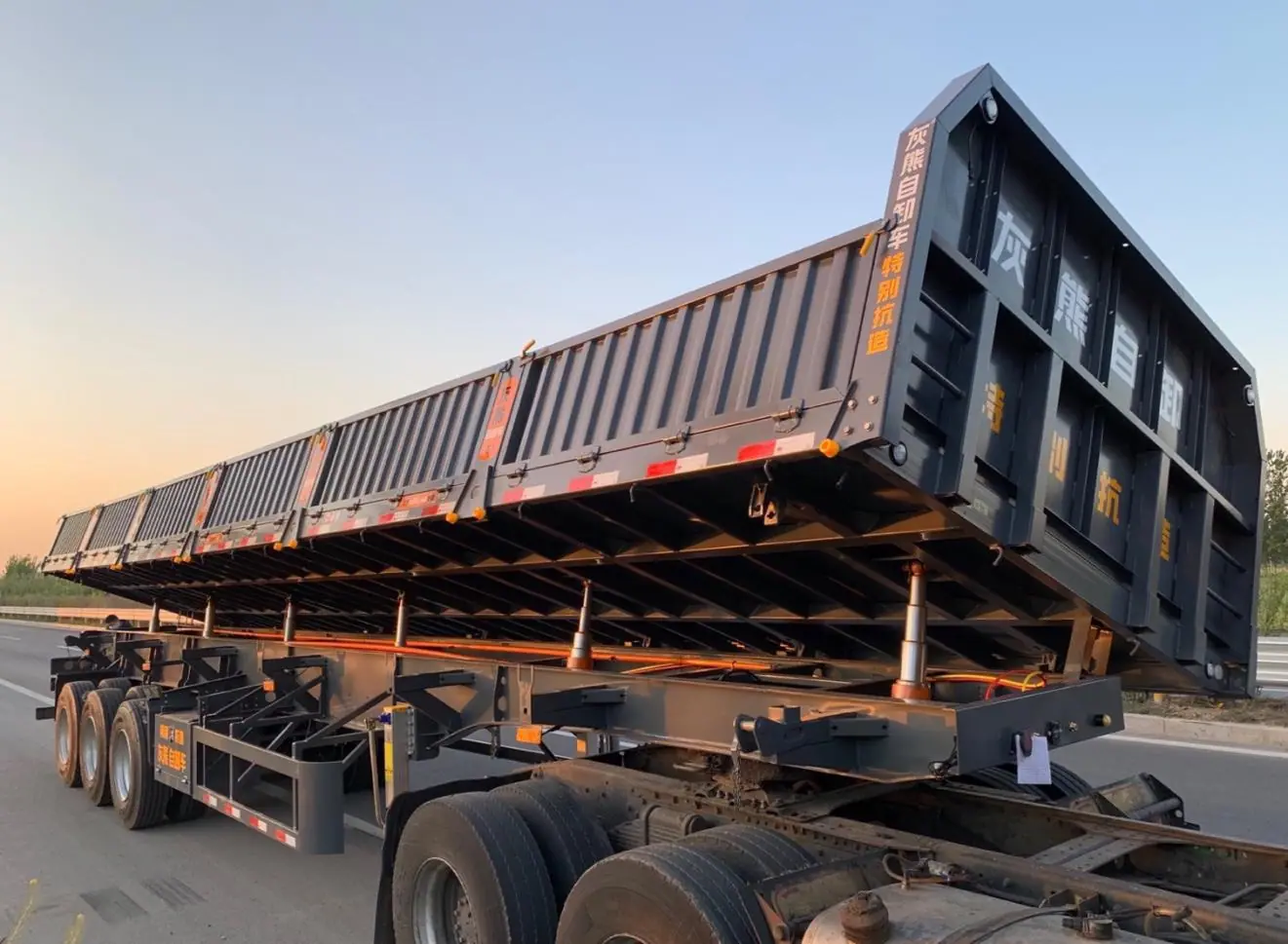 Side Dump Semi-Trailer