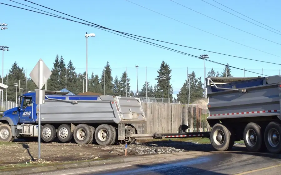 Tipping / end dump semi-trailer
